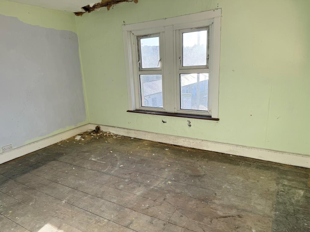 Lot: 138 - FREEHOLD FORMER HOTEL NOW ARRANGED AS TWO LARGE MAISONETTES WITH POTENTIAL - A former bedroom on the top floor